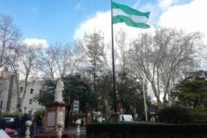 El Ayuntamiento renueva las banderas de Andalucía de la avenida Blas Infante