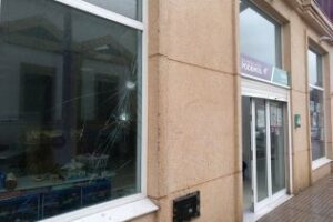 García condena un nuevo ataque fascista contra la sede de Podemos en Jerez: Vamos a combatirlos desde todos los frentes"