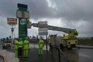 Siguen las retiradas de chapas en naves, árboles, mobiliario, carteles y canaletas en la provincia