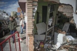 Una persecución policial acaba con un todoterreno impactando contra un salón de belleza en La Atunara