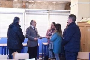 El Ayuntamiento asegura los ventanales del CEIP Puerta del Mar a petición de la Junta