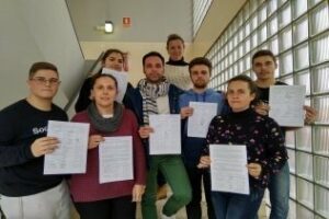 Escolares recogen firmas apoyo contra la posible supresión CFGS Dietética IES El Getares (Algeciras)