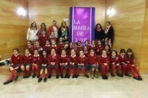 Alumnas del colegio Puerto Blanco disfrutan en la biblioteca de una actividad de fomento de la lectura