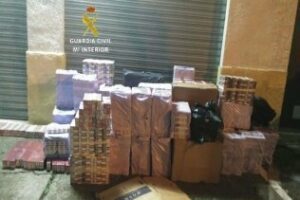 15.500 cajetillas de tabaco en una furgoneta que embistió a un vehículo de la Guardia Civil