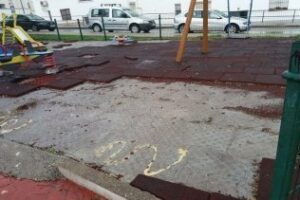 IU insta al Ayuntamiento a adecentar el parque infantil de la Plaza Andrés Ríos Martín" en la Piñera