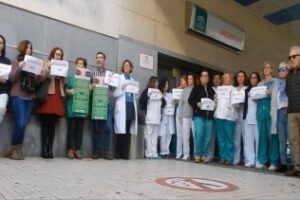 Personal sanitario y sindicatos se concentran rechazando en el hospital Punta Europa (Video)