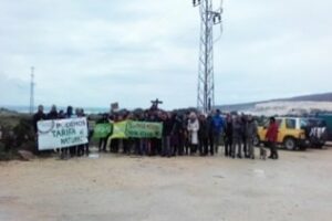 Más de medio centenar de personas se concentran por defender Valdevaqueros