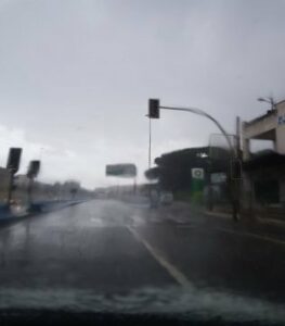 Un semáforo de la ciudad resulta afectado a causa del temporal