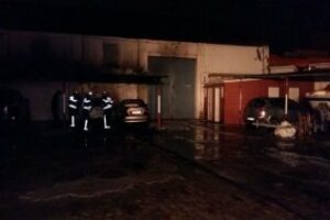 Los Bomberos de Algeciras intervienen en el incendio de un garaje abierto de la ciudad