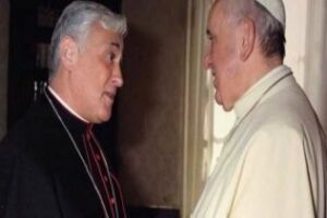 Los curas de Cádiz rechazan la vida lujosa del obispo Rafael Zornoza