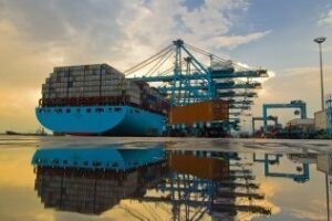 Trabajadores de empresas auxiliares de APM Terminals alcanzan un acuerdo de mejora laboral