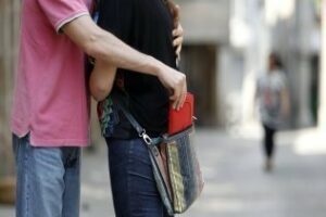 Detienen a cuatro personas autoras de 5 hurtos mediante el método del abrazo cariñoso"