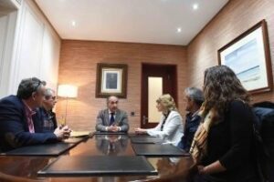 Los sanitarios de Enyanim que acaban de llegar de Tindouf visitan el Ayuntamiento