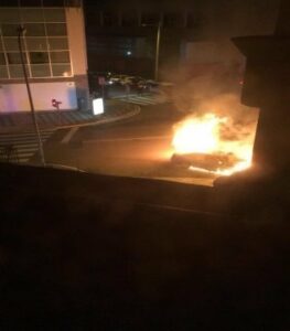 Aparatoso incendio de un vehículo frente a la gasolinera del centro