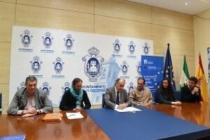 El alcalde y la empresa Grulop 21 firman el contrato de obra para la Acera de la Marina