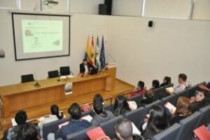 Cuarenta jóvenes se interesan por montar su propio negocio