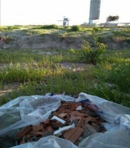 Verdemar Ecologistas en Acción denuncia la presencia de escombros en la barriada de Guadarranque