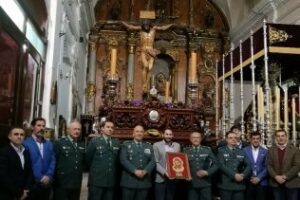 La Comandancia de la Guardia Civil de Algeciras entrega un retrato del Cristo de la Buena Muerte