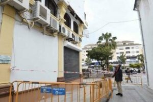 Estudian el desprendimiento de un trozo de cornisa en un edificio de la Plaza Alta esquina con Santísimo