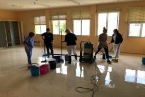 Personal municipal sigue actuando en el CEIP Andalucía" durante el fin de semana para minimizar los efectos de las lluvias