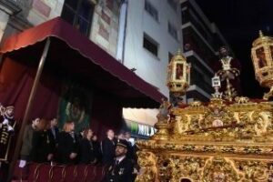 Miles de personas acompañaron el procesionar del Cristo de Medinaceli y la Virgen de la Esperanza