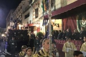 Landaluce preside la tribuna oficial al paso del Nazareno y las Tres Caídas