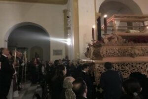 La Sagrada Mortaja decide volver a su casa hermandad tras un aguacero