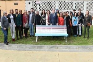 El Ayuntamiento se suma a la lucha por la visibilización del colectivo trans descubriendo un banco en el Parque del Viajero