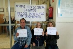 Usuarios de la Sanidad Pública protagonizan una protesta por las listas de espera en el Hospital Punta de Europa