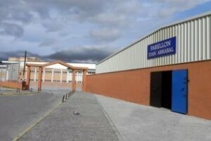 Un cortocircuito provoca un aparatoso incendio en el pabellón deportivo del colegio Santa Teresa