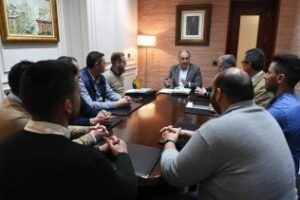 El alcalde se reúne con la directiva de la asociación de radio taxis
