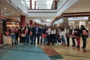 Los alumnos de atención al cliente de la Cámara realizan una visita al centro comercial Puerta Europa