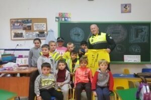 Los chicos algecireños de ciclismo aprenden sobre seguridad vial