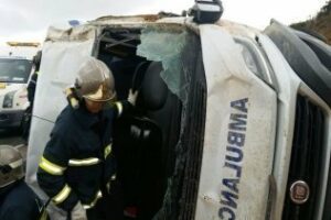 Bomberos de Tarifa intervienen en un accidente de tráfico en el que vuelca una ambulancia