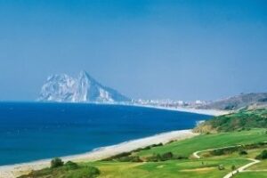 Conoce la naturaleza que te rodea. La magia de La Alcaidesa está en su arena oscura