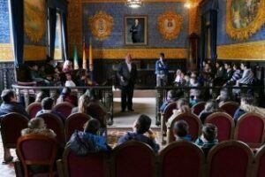 Los alumnos del colegio Los Alcornocales visitan el Salón de plenos
