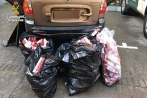 La Guardia interviene 2.498 cajetillas de tabaco de contrabando en los dobles fondos de un vehículo