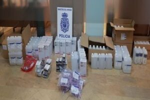 La Policía detiene a un hombre que transportaba 200 productos farmacéuticos ilegales