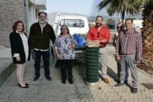 El Ayuntamiento facilita materiales a vecinos de la calle Federico García Lorca para crear y mantener un espacio ajardinado