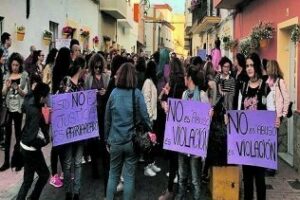 Decenas de personas se echan a la calle para expresar su repulsa pública a la sentencia condenatoria de los miembros de La Manada
