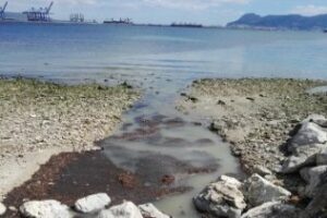 Ecologistas en Acción concede la bandera negra al litoral de Algeciras por la contaminación