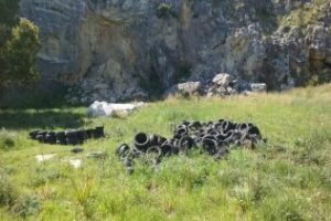 El Círculo de Medio Ambiente de Podemos denuncia un vertedero ilegal de neumáticos en Los Guijos