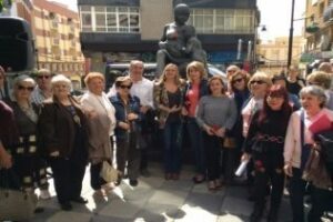 Algeciras homenajea a las madres en el monumento a la maternidad