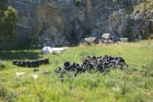 Podemos denuncia un vertedero ilegal de neumáticos en la antigua cantera de Los Guijos