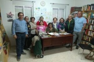 Isabel Beneroso, coordinadora de Voluntariado en la comarca, visita la barriada de El Acebuchal