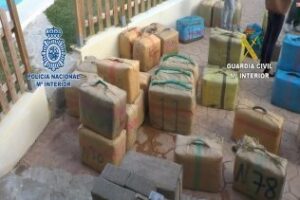 Desarticulada una organización criminal dedicada al tráfico internacional de hachís y a vuelcos" a narcotraficantes