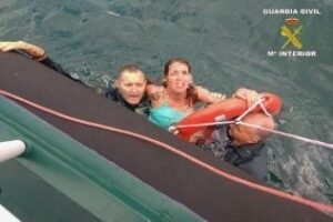 El Servicio Marítimo de la Guardia Civil rescata a una joven que estaba ahogándose en El Chinarral