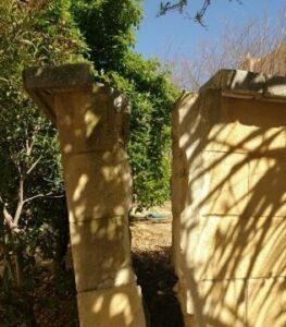 IU vuelve a requerir la intervención municipal en el muro de la Plaza Salvador Bacarisse