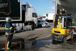 Bomberos de Algeciras extinguen dos incendios, un camión y una embarcación de recreo