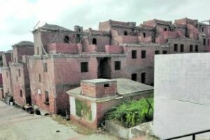 Podemos pide una solución para la promoción de viviendas abandonada en Hernando de Soto